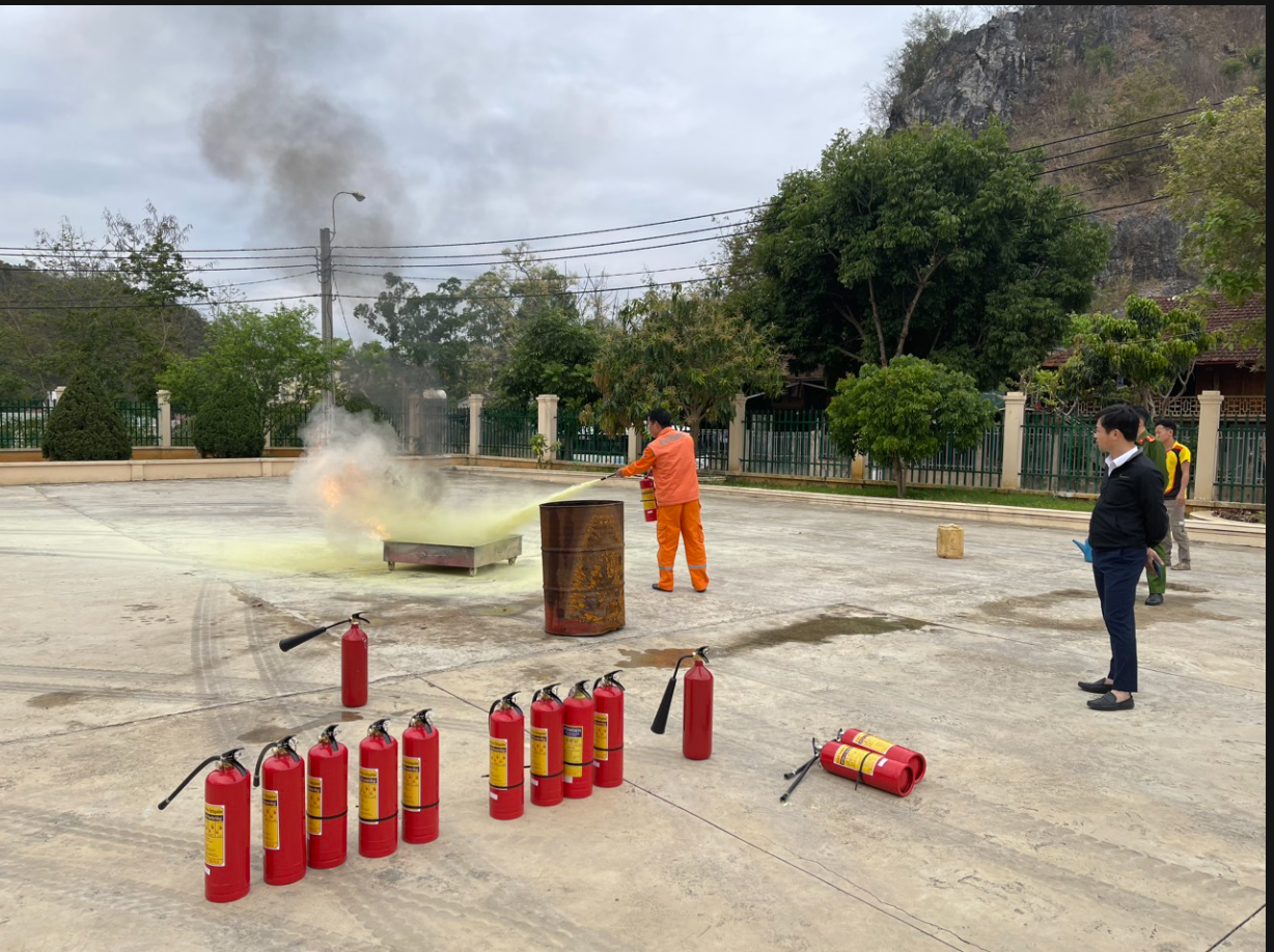  Xí nghiệp Dịch vụ Điện lực Sơn La diễn tập phòng cháy và cứu nạn cứu hộ